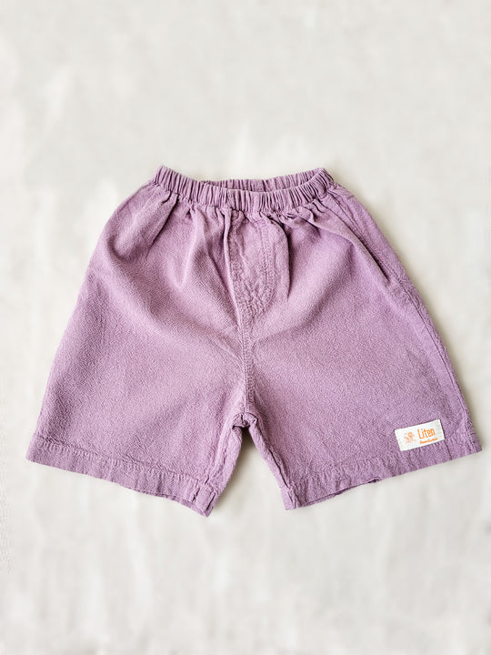 Liten Aventuris Natural Tocuyo Cotton shorts for kids. Our Niko shorts are perfect for exploring outside. With its loose-fitting size and soft elastic on the waist, toddlers and kids will feel comfortable and free. Perfect for boys and girls. Barnkläder, Bomullskläder, Natural kläder. Flicka och pojken kläder. Barn kortbyxor, byxor, .byxa.