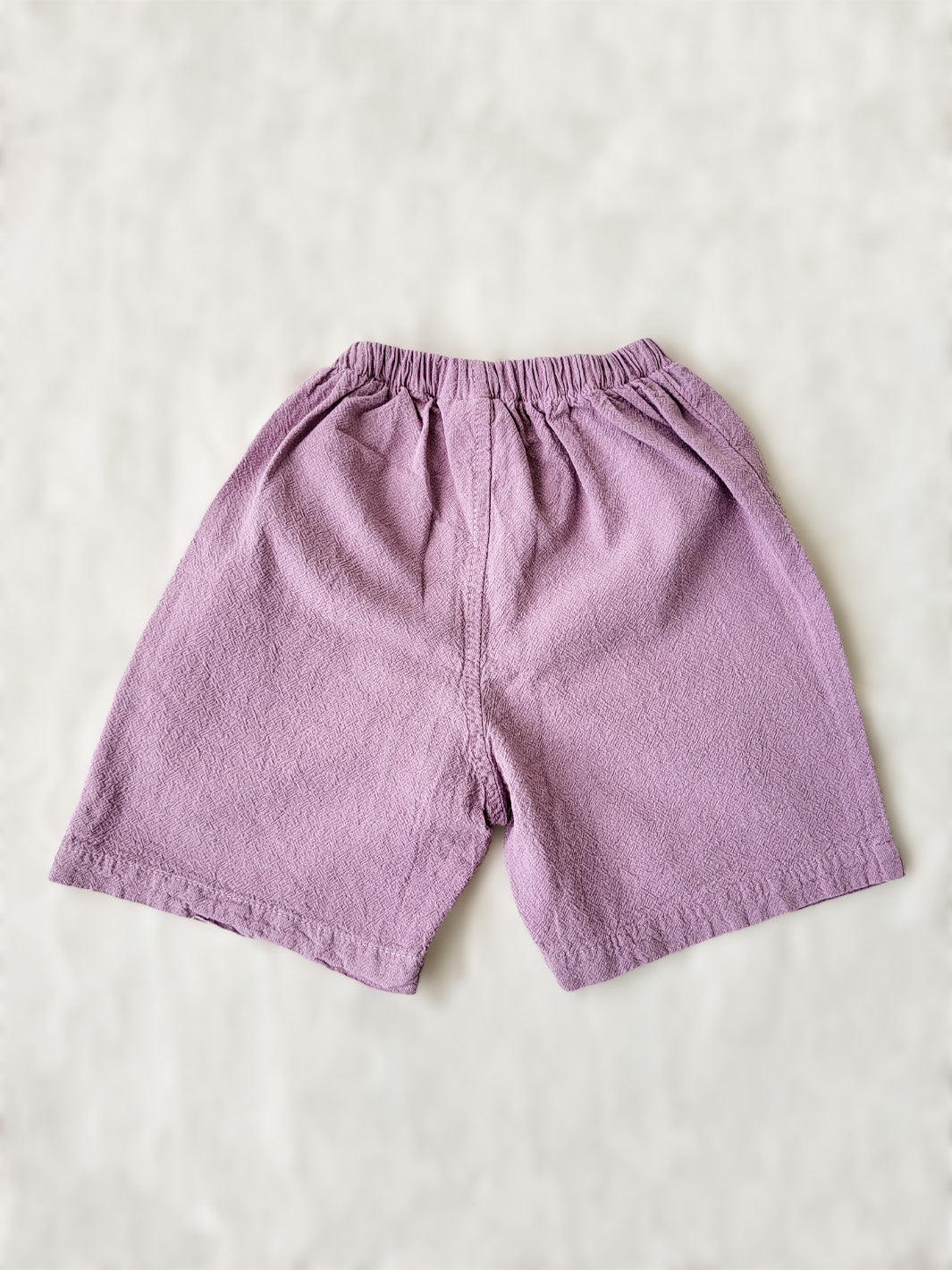 Liten Aventuris Natural Tocuyo Cotton shorts for kids. Our Niko shorts are perfect for exploring outside. With its loose-fitting size and soft elastic on the waist, toddlers and kids will feel comfortable and free. Perfect for boys and girls. Barnkläder, Bomullskläder, Natural kläder. Flicka och pojken kläder. Barn kortbyxor, byxor, .byxa.