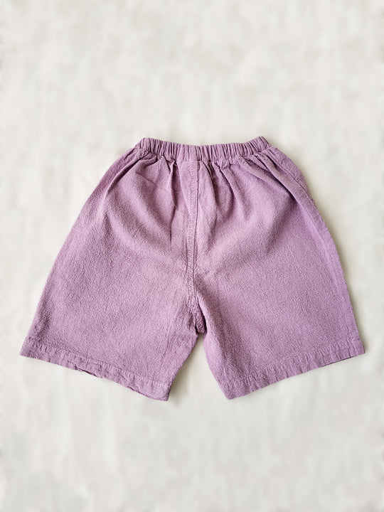 Liten Aventuris Natural Tocuyo Cotton shorts for kids. Our Niko shorts are perfect for exploring outside. With its loose-fitting size and soft elastic on the waist, toddlers and kids will feel comfortable and free. Perfect for boys and girls. Barnkläder, Bomullskläder, Natural kläder. Flicka och pojken kläder. Barn kortbyxor, byxor, .byxa.