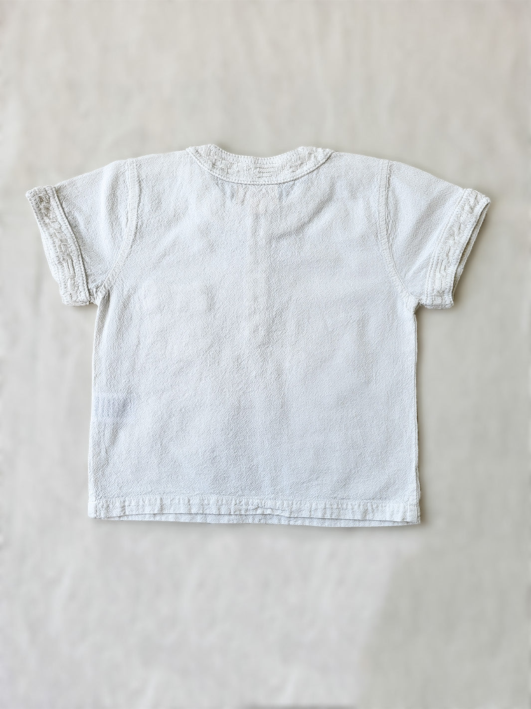 The wide-fit short sleeve Marco shirt is great for adventures! With its Tunisian collar covered in coconut buttons and decorative knitted cotton pattern, this shirt is perfect for chic and casual summer days. This bonny shirt has a front pocket where kids can save their most valuable treasures. Liten Aventuris. Ethically made in Peru. Bomullskläder, barnkläder, Pojken tröja, Skjortor, Natural kläder, ekologisk kläder.