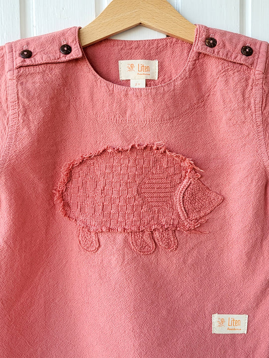 Liten Aventuris Natural Tocuyo Cotton t-shirt for kids. Kirpi is a cute little porcupine embroidered in knitted natural tanguis cotton. Our skilled artisans handcrafted Kirpi with care and attention to detail. Our lovely Kirpi T-shirt is a loose-fitting garment with coconut buttons. The opening on the shoulders makes the kid more comfortable when dressing up. Ethically made in Peru. Bomullskläder, barnkläder, Pojken & flickan tröja, Natural kläder, ekologisk kläder. Skjortor.