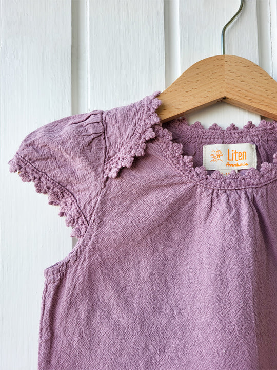 Liten Aventuris Natural Tocuyo Cotton blouse for kids. Our Lorin blouse is perfect for sunny days. With its loose-fitting shape and its embroidered detailed ribbon around the neck and sleeves, this blouse will be the best complement to any outfit! Perfect for girls. Barnkläder, Bomullskläder, Natural kläder. Flicka kläder. Flickblus. Barnblus.