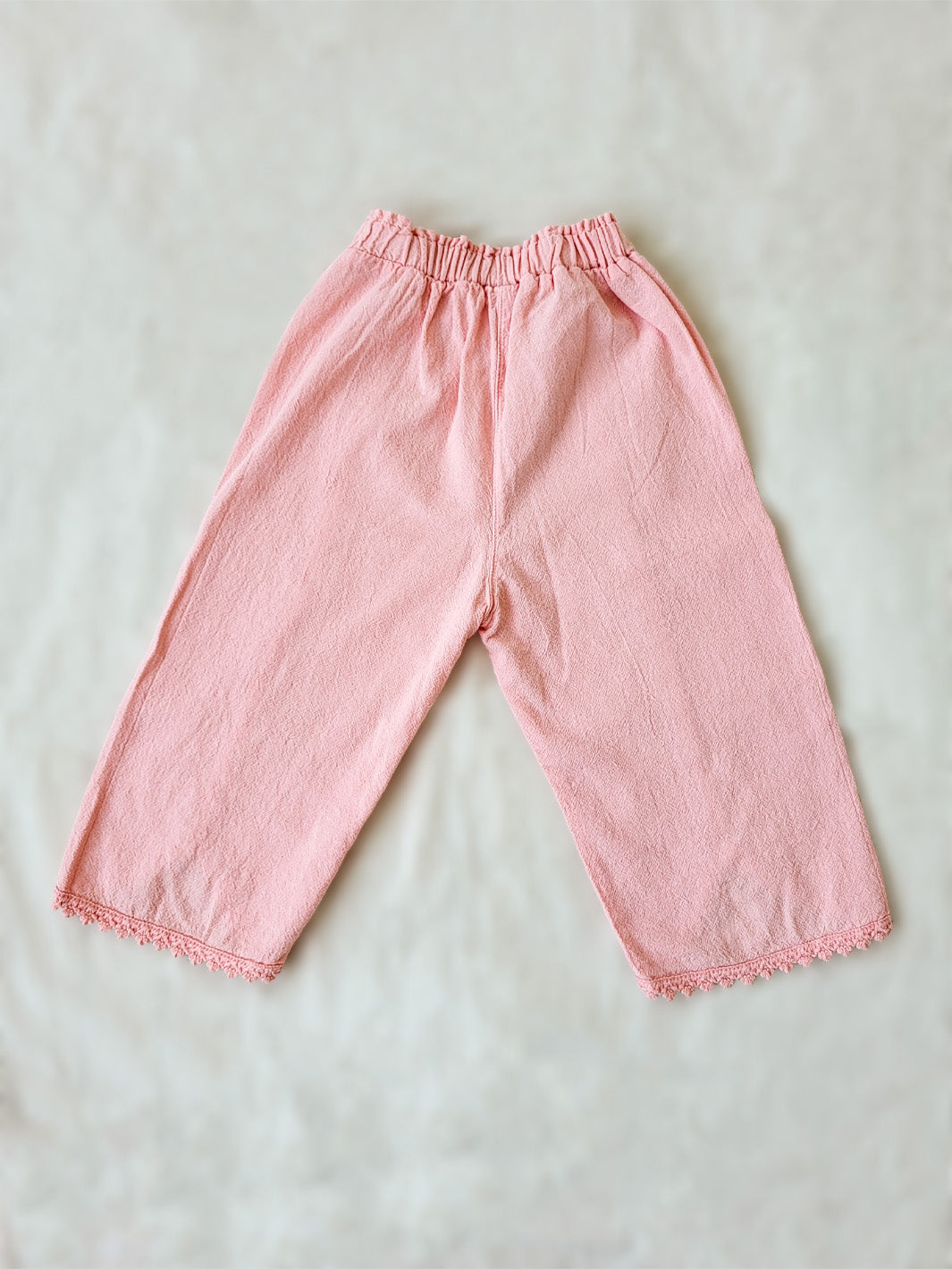 Liten Aventuris Natural Tocuyo Cotton pants for kids. Our Lorin pants are perfect for sunny days. With its loose-fitting size and soft elastic on the waist, toddlers and kids will feel comfortable and free. The Lorin pants bring an embroidered cotton decorative ribbon that will be the perfect match to our Lorin T-shirt! Perfect for girls. Barnkläder, Bomullskläder, Natural kläder. Flicka kläder. Barn Byxor.