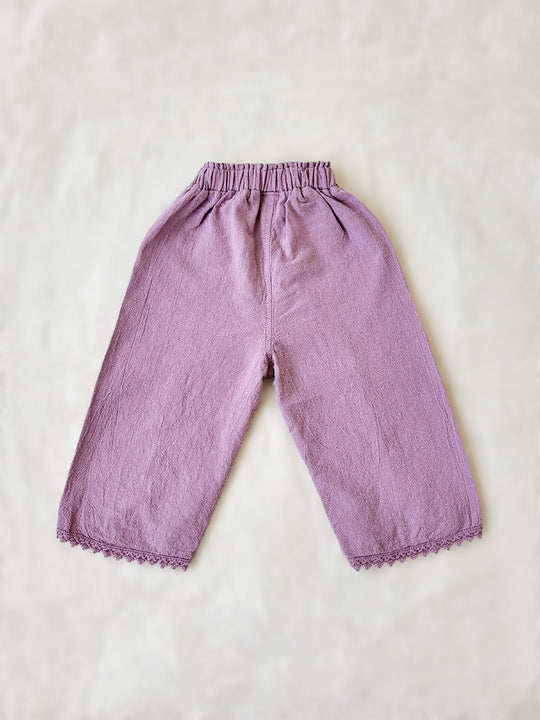 Liten Aventuris Natural Tocuyo Cotton pants for kids. Our Lorin pants are perfect for sunny days. With its loose-fitting size and soft elastic on the waist, toddlers and kids will feel comfortable and free. The Lorin pants bring an embroidered cotton decorative ribbon that will be the perfect match to our Lorin T-shirt! Perfect for girls. Barnkläder, Bomullskläder, Natural kläder. Flicka kläder. Barn Byxor.