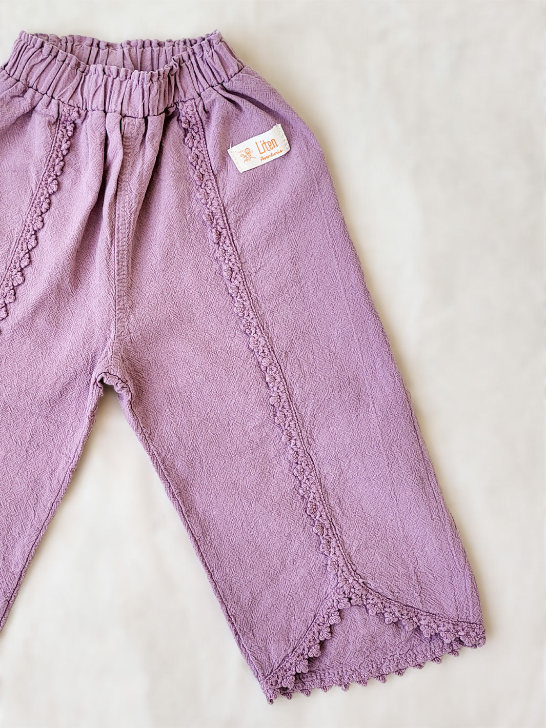 Liten Aventuris Natural Tocuyo Cotton pants for kids. Our Lorin pants are perfect for sunny days. With its loose-fitting size and soft elastic on the waist, toddlers and kids will feel comfortable and free. The Lorin pants bring an embroidered cotton decorative ribbon that will be the perfect match to our Lorin T-shirt! Perfect for girls. Barnkläder, Bomullskläder, Natural kläder. Flicka kläder. Barn Byxor.