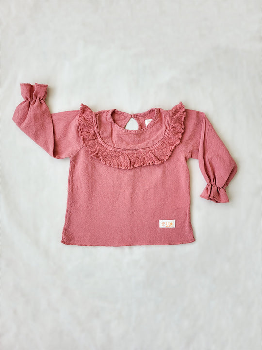 Liten Aventuris. Our Siri Blouse is elegant and comfortable at the same time. Its long sleeves with ruffles on the wrists are perfect for an evening stroll. The knitted cotton ruffles on the chest add a nice artisanal touch. Part of our Collection. Loose-fitting garment. 100% Flat-knitted Natural Peruvian Tocuyo Cotton. 100% knitted Natural Tanguis Cotton. Ethically made in Peru. Perfect for girls. Barnkläder, Bomullskläder, Natural kläder. Flicka kläder. Flickblus. Barnblus.