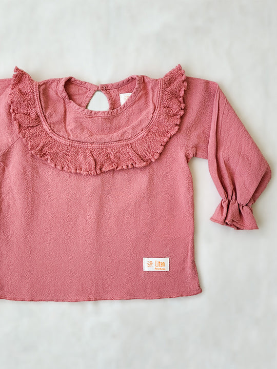 Liten Aventuris. Our Siri Blouse is elegant and comfortable at the same time. Its long sleeves with ruffles on the wrists are perfect for an evening stroll. The knitted cotton ruffles on the chest add a nice artisanal touch. Part of our Collection. Loose-fitting garment. 100% Flat-knitted Natural Peruvian Tocuyo Cotton. 100% knitted Natural Tanguis Cotton. Ethically made in Peru. Perfect for girls. Barnkläder, Bomullskläder, Natural kläder. Flicka kläder. Flickblus. Barnblus.