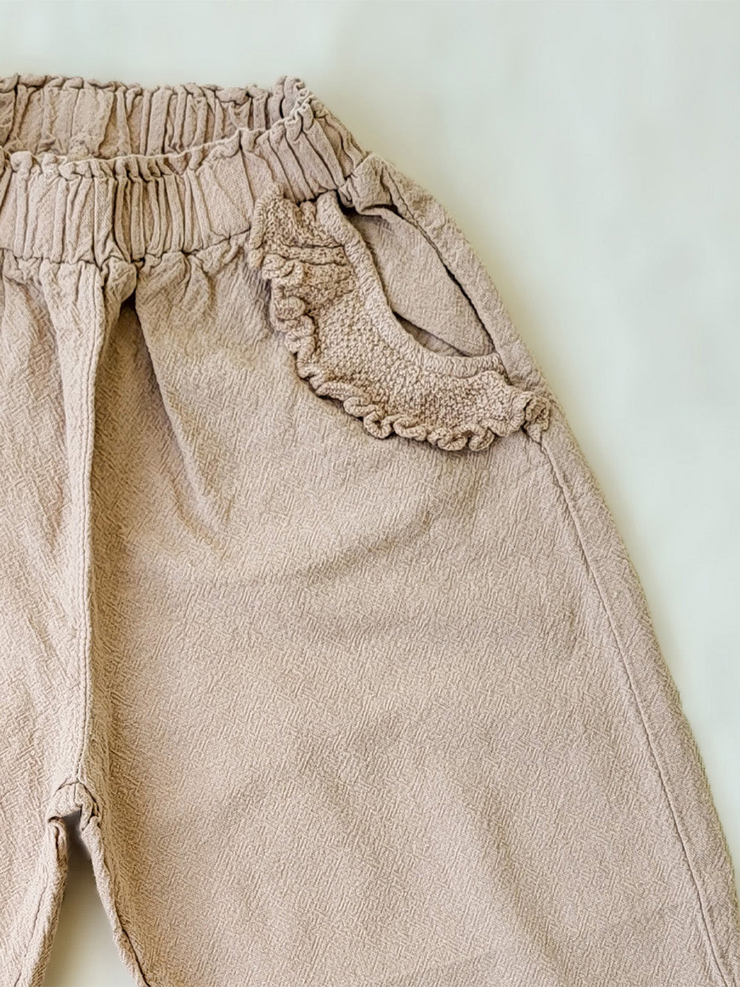 The Siri Pants are elegant and comfortable at the same time. These bloomer pants with ruffles at the bottom are perfect for a walk on the beach or a nice play date at the park. The Siri Pants bring two pockets with knitted cotton ruffles on them. It adds a nice artisanal touch. Beautiful, chic, and charming! Make the perfect match with the Siri blouse. 100% Natural Peruvian Tocuyo Cotton. Perfect for girls. Barnkläder, Bomullskläder, Natural kläder. Flicka kläder. Barn Byxor.