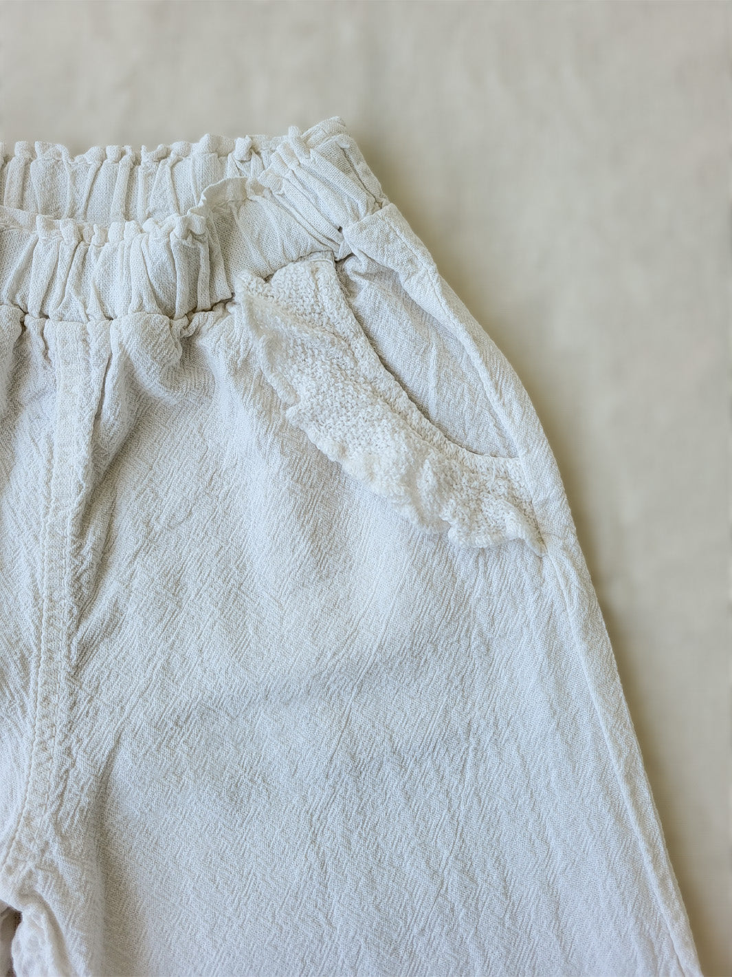 The Siri Pants are elegant and comfortable at the same time. These bloomer pants with ruffles at the bottom are perfect for a walk on the beach or a nice play date at the park. The Siri Pants bring two pockets with knitted cotton ruffles on them. It adds a nice artisanal touch. Beautiful, chic, and charming! Make the perfect match with the Siri blouse. 100% Natural Peruvian Tocuyo Cotton. Perfect for girls. Barnkläder, Bomullskläder, Natural kläder. Flicka kläder. Barn Byxor.