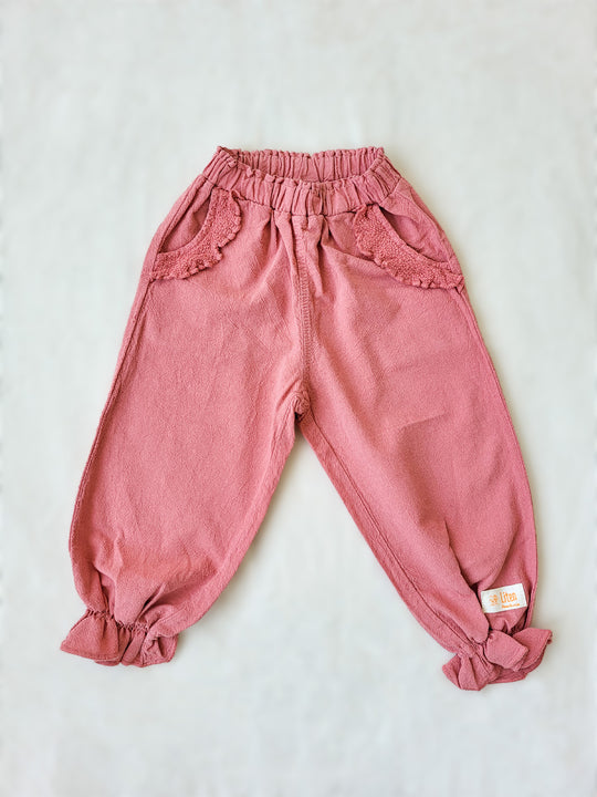 The Siri Pants are elegant and comfortable at the same time. These bloomer pants with ruffles at the bottom are perfect for a walk on the beach or a nice play date at the park. The Siri Pants bring two pockets with knitted cotton ruffles on them. It adds a nice artisanal touch. Beautiful, chic, and charming! Make the perfect match with the Siri blouse. 100% Natural Peruvian Tocuyo Cotton. Perfect for girls. Barnkläder, Bomullskläder, Natural kläder. Flicka kläder. Barn Byxor.