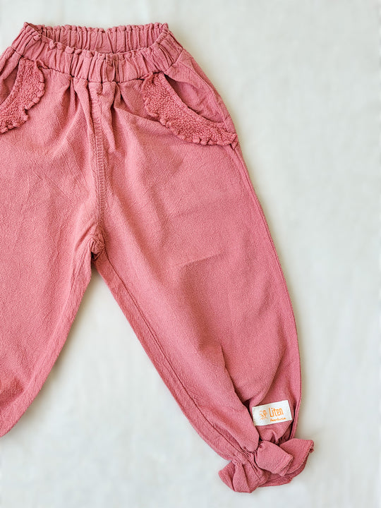 The Siri Pants are elegant and comfortable at the same time. These bloomer pants with ruffles at the bottom are perfect for a walk on the beach or a nice play date at the park. The Siri Pants bring two pockets with knitted cotton ruffles on them. It adds a nice artisanal touch. Beautiful, chic, and charming! Make the perfect match with the Siri blouse. 100% Natural Peruvian Tocuyo Cotton. Perfect for girls. Barnkläder, Bomullskläder, Natural kläder. Flicka kläder. Barn Byxor.