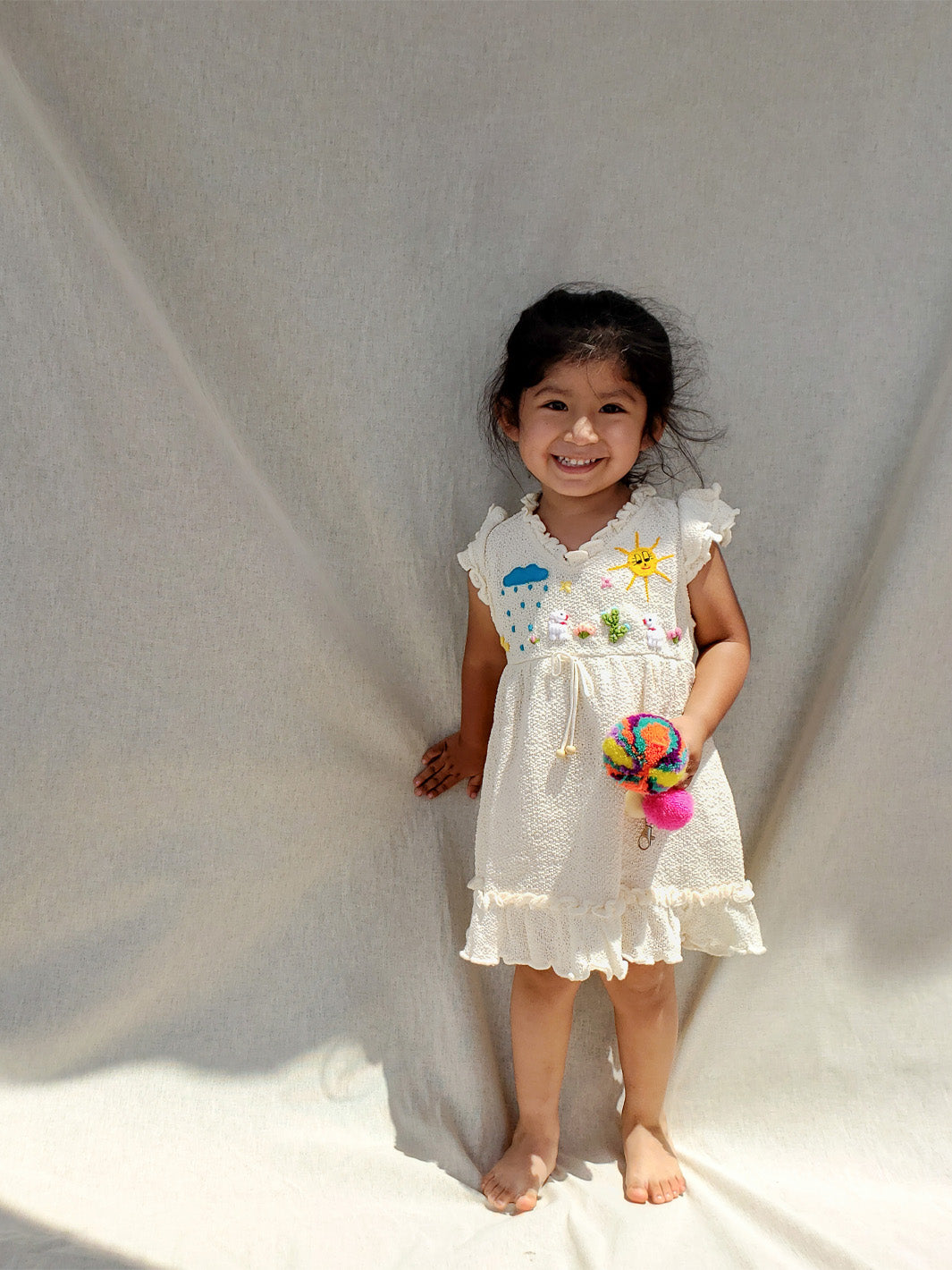 Liten Aventuris Collections. A dream fit for your little girl! Our Tanya Dress has an A-line fit and fun double-layer butterfly sleeves perfect for twirling and dancing. Made of knitted cotton fabric with hand embroidery inspired by nature. Embroidered by Peruvian artisans, this dress brings a touch of whimsy with its decorative fringe. Let your little one explore the world in style! Bomullsklänning för babis och flickor.