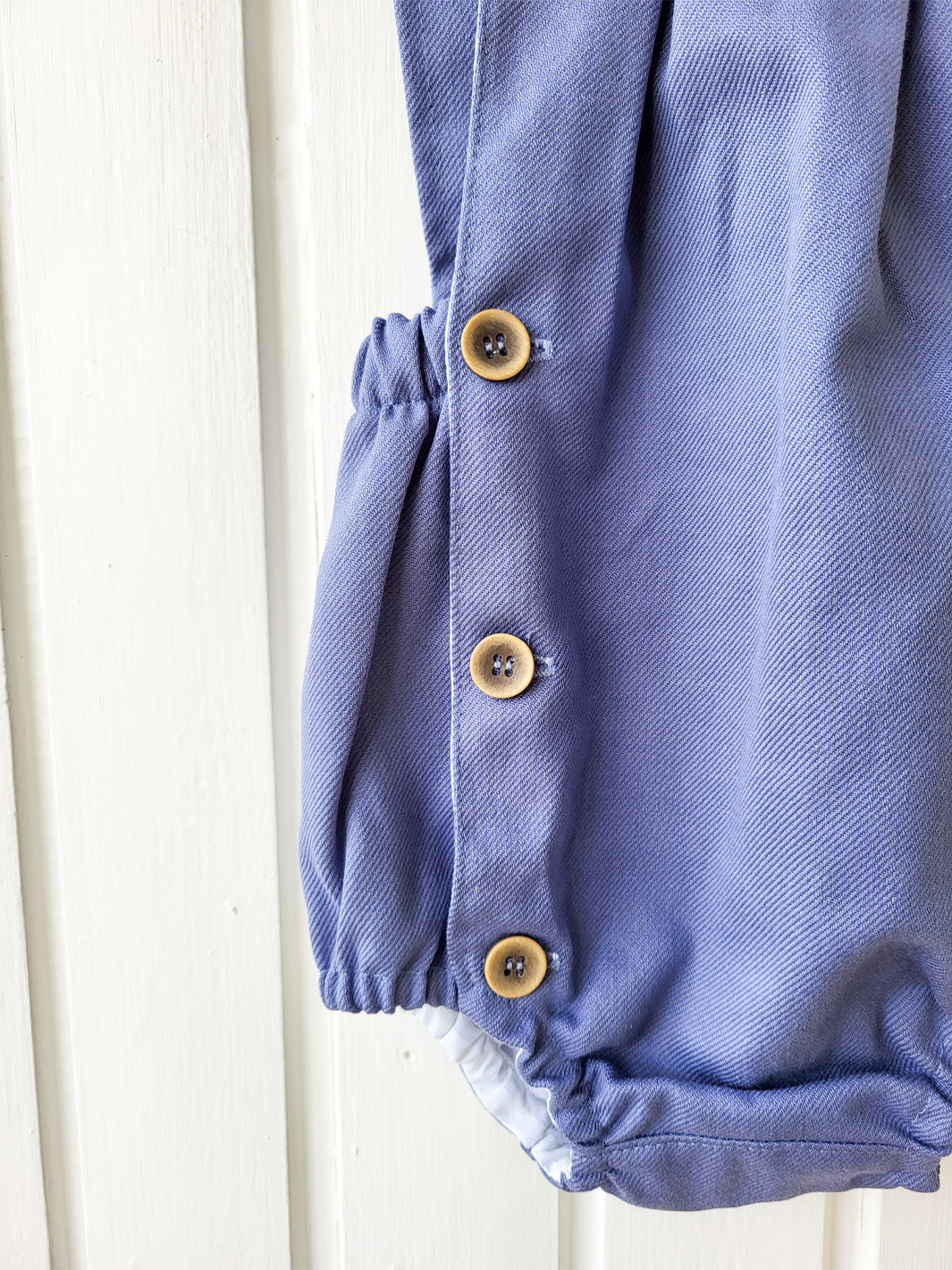 Tuve Baby Romper Sarga Drill in Organic Cotton | Tuve Babis Romper Sarga Drill i ekologisk bomull