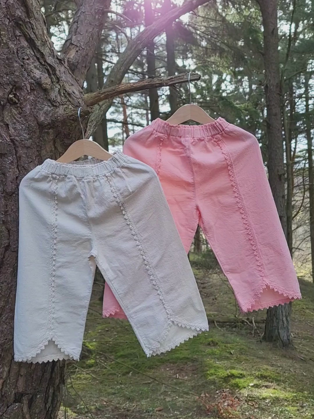 Liten Aventuris Natural Tocuyo Cotton pants for kids. Our Lorin pants are perfect for sunny days. With its loose-fitting size and soft elastic on the waist, toddlers and kids will feel comfortable and free. The Lorin pants bring an embroidered cotton decorative ribbon that will be the perfect match to our Lorin T-shirt! Perfect for girls. Barnkläder, Bomullskläder, Natural kläder. Flicka kläder. Barn Byxor.