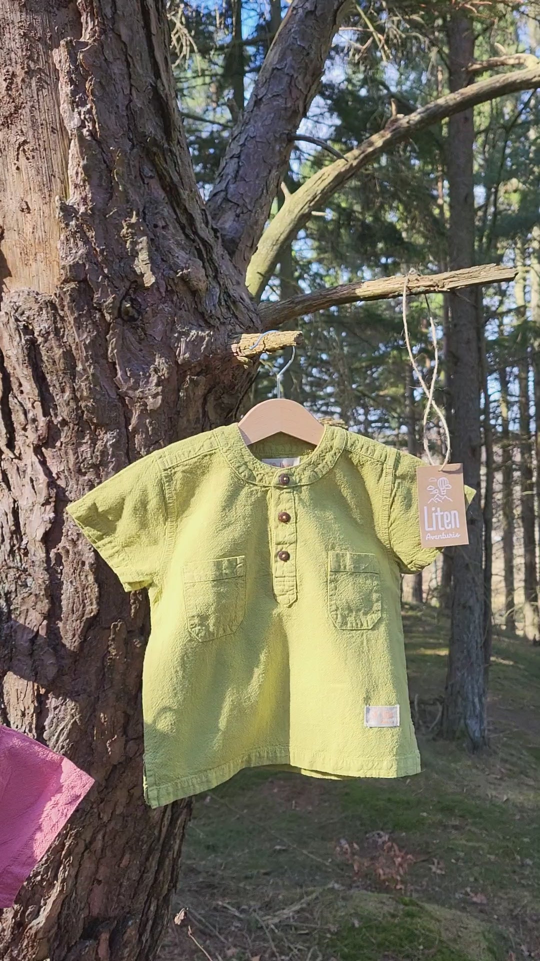 Liten Aventuris Natural Tocuyo Cotton shirt for kids. The Philipo shirt is perfect for a picnic at a lake or a nice morning stroll! This short sleeve shirt with coconut buttons and tunisian collar is casual and chic at the same time. This loose-fitting shirt with two pockets, is comfortable and soft with the skin. Ethically made in Peru. Bomullskläder, barnkläder, Pojken tröja, Natural kläder, ekologisk kläder. Skjortor.