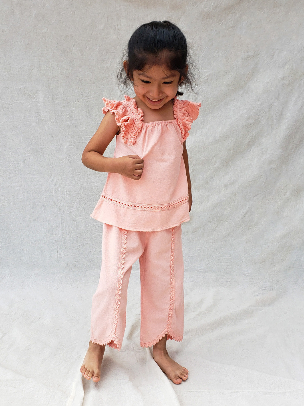 Liten Aventuris Natural Tocuyo Cotton pants for kids. Our Lorin pants are perfect for sunny days. With its loose-fitting size and soft elastic on the waist, toddlers and kids will feel comfortable and free. The Lorin pants bring an embroidered cotton decorative ribbon that will be the perfect match to our Lorin T-shirt! Perfect for girls. Barnkläder, Bomullskläder, Natural kläder. Flicka kläder. Barn Byxor.
