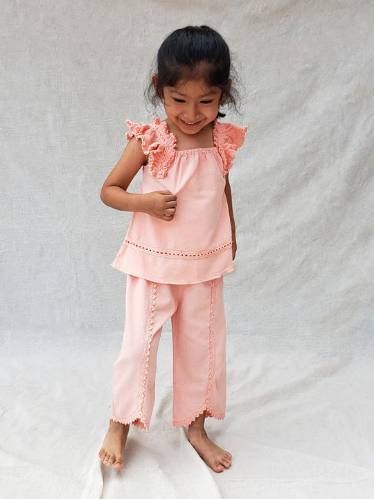 Liten Aventuris Natural Tocuyo Cotton pants for kids. Our Lorin pants are perfect for sunny days. With its loose-fitting size and soft elastic on the waist, toddlers and kids will feel comfortable and free. The Lorin pants bring an embroidered cotton decorative ribbon that will be the perfect match to our Lorin T-shirt! Perfect for girls. Barnkläder, Bomullskläder, Natural kläder. Flicka kläder. Barn Byxor.