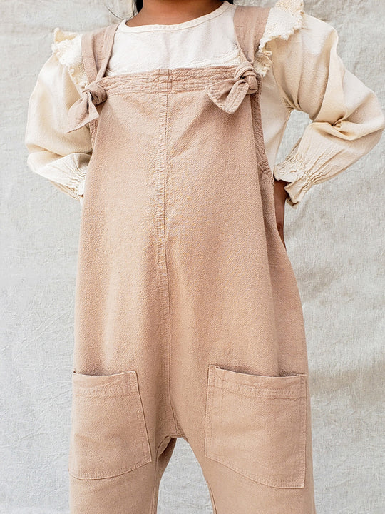 Liten Aventuris Natural Tocuyo Cotton overall for kids. Comfortable, loose-fitting and perfect for the sunny days. The Oske Overall brings 2 big pockets and adjustable straps. Perfect for boys and girls. Barnkläder, Bomullskläder, Natural kläder Hängselbyxor.