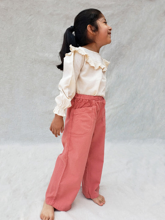 The Olve pants are light and very comfortable. Excellent for traveling or playing outside! These loose-fit pants provide freedom of movement. And the lateral pockets at the front are internally layered with a knitted-cotton pattern. This gives the perfect artisanal touch. Mix and match different outfits with any top from any of our Liten Aventuris collections. Unisex cotton pants. Barnkläder, Bomullskläder, Natural kläder. Flicka, pojken och babis kläder. Barn Byxor.