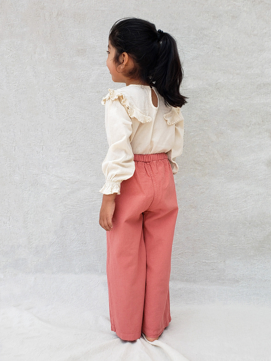 The Olve pants are light and very comfortable. Excellent for traveling or playing outside! These loose-fit pants provide freedom of movement. And the lateral pockets at the front are internally layered with a knitted-cotton pattern. This gives the perfect artisanal touch. Mix and match different outfits with any top from any of our Liten Aventuris collections. Unisex cotton pants. Barnkläder, Bomullskläder, Natural kläder. Flicka, pojken och babis kläder. Barn Byxor.