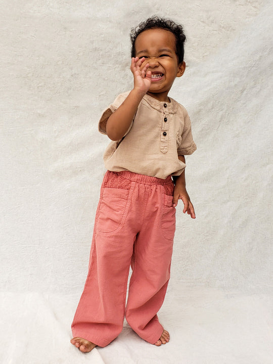 The Olve pants are light and very comfortable. Excellent for traveling or playing outside! These loose-fit pants provide freedom of movement. And the lateral pockets at the front are internally layered with a knitted-cotton pattern. This gives the perfect artisanal touch. Mix and match different outfits with any top from any of our Liten Aventuris collections. Unisex cotton pants. Barnkläder, Bomullskläder, Natural kläder. Flicka, pojken och babis kläder. Barn Byxor.