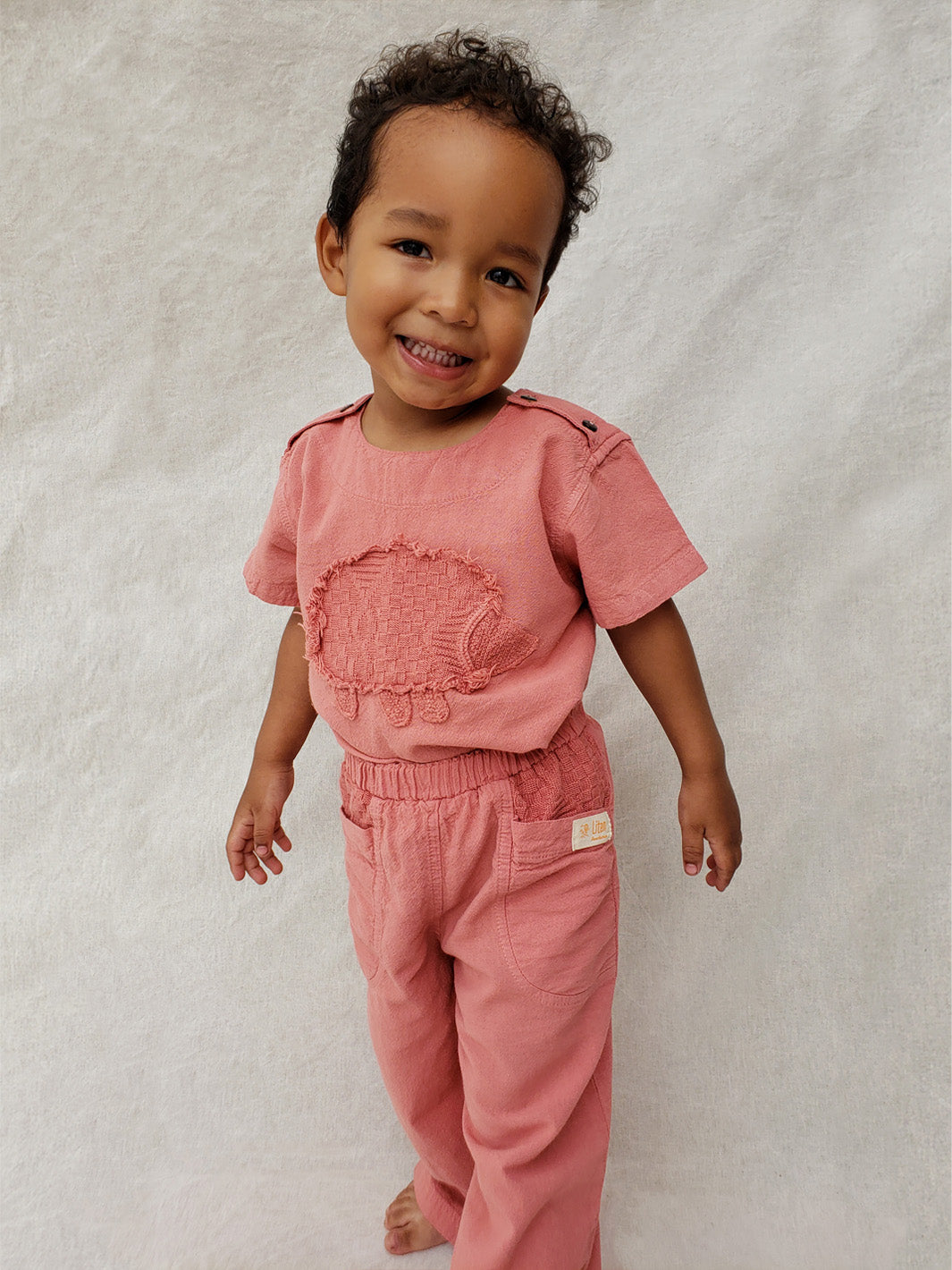 Liten Aventuris Natural Tocuyo Cotton t-shirt for kids. Kirpi is a cute little porcupine embroidered in knitted natural tanguis cotton. Our skilled artisans handcrafted Kirpi with care and attention to detail. Our lovely Kirpi T-shirt is a loose-fitting garment with coconut buttons. The opening on the shoulders makes the kid more comfortable when dressing up. Ethically made in Peru. Bomullskläder, barnkläder, Pojken & flickan tröja, Natural kläder, ekologisk kläder. Skjortor.