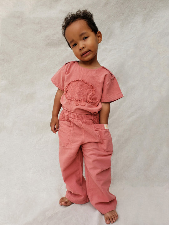 Liten Aventuris Natural Tocuyo Cotton t-shirt for kids. Kirpi is a cute little porcupine embroidered in knitted natural tanguis cotton. Our skilled artisans handcrafted Kirpi with care and attention to detail. Our lovely Kirpi T-shirt is a loose-fitting garment with coconut buttons. The opening on the shoulders makes the kid more comfortable when dressing up. Ethically made in Peru. Bomullskläder, barnkläder, Pojken & flickan tröja, Natural kläder, ekologisk kläder. Skjortor.