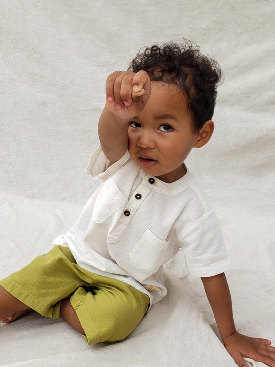 Liten Aventuris Natural Tocuyo Cotton shorts for kids. Our Niko shorts are perfect for exploring outside. With its loose-fitting size and soft elastic on the waist, toddlers and kids will feel comfortable and free. Perfect for boys and girls. Barnkläder, Bomullskläder, Natural kläder. Flicka och pojken kläder. Barn kortbyxor, byxor, .byxa.