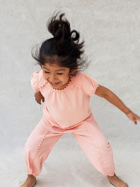 Liten Aventuris Natural Tocuyo Cotton blouse for kids. Our Lorin blouse is perfect for sunny days. With its loose-fitting shape and its embroidered detailed ribbon around the neck and sleeves, this blouse will be the best complement to any outfit! Perfect for girls. Barnkläder, Bomullskläder, Natural kläder. Flicka kläder. Flickblus. Barnblus.
